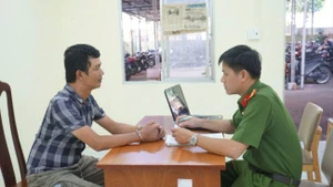 Cơ quan chức năng làm việc với đối tượng Trần Như Phước. (Ảnh: Công an cung cấp)