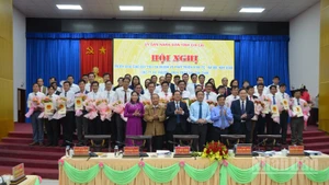 Lãnh đạo tỉnh Gia Lai trao hoa, Quyết định giao chỉ tiêu phát triển kinh tế - xã hội và nhiệm vụ trọng tâm năm 2025 cho 77 xã, phường.
