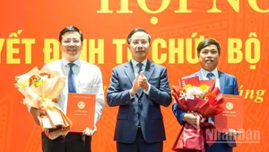 Chủ tịch Ủy ban nhân dân thành phố Đà Nẵng Phạm Đức Ấn trao các quyết định bổ nhiệm ông Nguyễn Minh Huy và ông Nguyễn Văn Thường. 