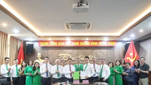 Hai bên ký kết phát hành 2.000 quyển/kỳ của ấn phẩm "Tinh hoa Việt" trong thời gian 12 kỳ (1 năm).