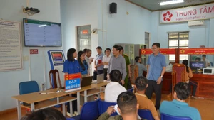 Chủ tịch Ủy ban nhân dân tỉnh Phạm Anh Tuấn thăm hỏi người dân đang làm thủ tục tại Trung tâm phục vụ hành chính công xã Đức Cơ.
