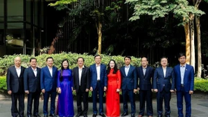 Các thành viên tham gia Chương trình nghiên cứu, trao đổi lần thứ 3 dành cho Lãnh đạo tiềm năng Việt Nam tại Singapore. (Ảnh: TTXVN)