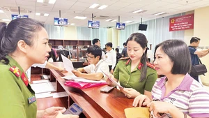 Công an Thanh Hóa trợ giúp người dân ứng dụng VNeID để giải quyết thủ tục hành chính.
