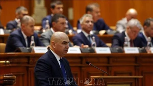 Thủ tướng Romania Ilie Bolojan phát biểu trước Quốc hội ở Bucharest ngày 23/6/2025. (Ảnh: THX/TTXVN) 