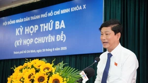 Hội đồng nhân dân Thành phố Hồ Chí Minh vừa xem xét, nhất trí thông qua 35 nghị quyết quan trọng, trong đó có nhiều chính sách hỗ trợ cho cán bộ, công chức, viên chức, người lao động và chính sách an sinh xã hội cho người dân.