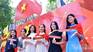 Hoa khôi Sinh viên Việt Nam năm 2024 Đặng Quỳnh Anh (thứ 3 từ trái sang) và một số gương mặt nữ sinh tiêu biểu tham gia check-in hưởng ứng Chiến dịch truyền thông "Tôi yêu Tổ quốc tôi".