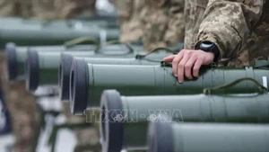 Quân nhân Ukraine tại lễ chuyển giao các thiết bị quân sự và vũ khí hạng nặng tại Kiev. (Ảnh tư liệu: TTXVN) 