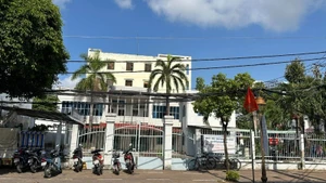 Trụ sở Đảng ủy-Ủy ban nhân dân (cũ) phường 7 - Thành phố Bạc Liêu bỏ hoang tàn suốt nhiều năm qua. (Ảnh TRỌNG DUY) 