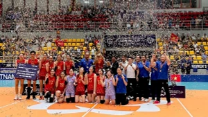 Niềm vui lần thứ ba liên tiếp vô địch AVC Nations Cup của đội tuyển bóng chuyền nữ Việt Nam. (Ảnh MINH MINH)