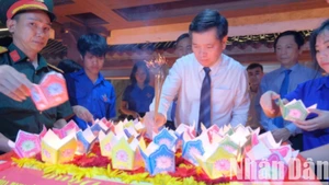 Ủy viên dự khuyết Trung ương Đảng, Bí thư Tỉnh ủy Quảng Trị Nguyễn Long Hải thả hoa đăng tri ân các Anh hùng liệt sĩ.