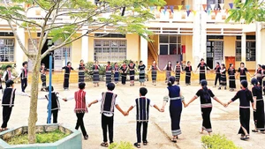 Trên sân Trường trung học cơ sở Tân Thượng, tỉnh Lâm Đồng trong giờ ngoại khóa. 