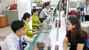 Người dân làm thủ tục hành chính tại Trung tâm Phục vụ hành chính công phường Sài Gòn, Thành phố Hồ Chí Minh. (Ảnh minh họa THẾ ANH)