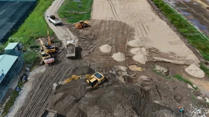 Gói thầu Xây lắp 8 thuộc dự án vành đai 3 Thành phố Hồ Chí Minh, đoạn qua địa bàn huyện Hóc Môn, thuộc phía tây thành phố, đang cần số lượng lớn cát đắp nền. (Ảnh THẾ ANH)