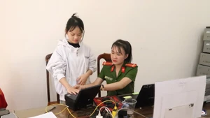 Công an xã Dray Bhăng, huyện Cư Kuin (Đắk Lắk) lăn dấu vân tay làm căn cước cho người dân địa phương.