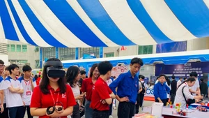 Học sinh, sinh viên trải nghiệm công nghệ thực tế ảo tại Lễ phát động phong trào “Cả nước thi đua đổi mới sáng tạo và chuyển đổi số” diễn ra vào tháng 4/2025 tại Học viện Công nghệ Bưu chính viễn thông. (Ảnh: HIỆP ĐỨC)