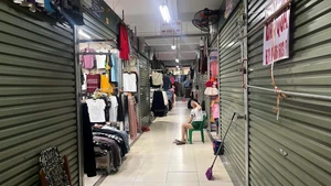 Hàng loạt cửa hàng, ki-ốt ở các khu chợ lớn, nhỏ đang kinh doanh bình thường tại các địa phương ở Tây Bắc đồng loạt đóng cửa, tạm ngừng kinh doanh.
