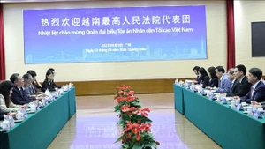Đoàn đại biểu cấp cao Tòa án nhân dân tối cao Việt Nam (phải) làm việc với Tòa án nhân dân cấp cao tỉnh Quảng Đông (Trung Quốc). (Ảnh: Công Tuyên/TTXVN) 
