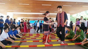 Các bạn đoàn viên thanh niên tham gia Ngày hội Toàn dân bảo vệ an ninh Tổ quốc tại trường Cao đẳng du lịch Huế năm 2025. (Ảnh: Công an thành phố Huế) 