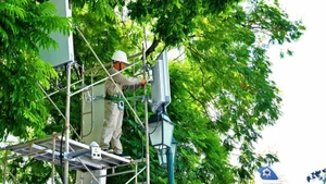 Đội ngũ kỹ thuật Viettel đang lắp đặt, bổ sung mạng lưới tại các tuyến phố quan trọng diễn ra các hoạt động kỷ niệm Quốc khánh 2/9 tại Thủ đô Hà Nội. (Ảnh: ANH TUẤN)