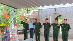 Đoàn cựu chiến binh dâng hương tưởng niệm tại Đền thờ Liệt sĩ.