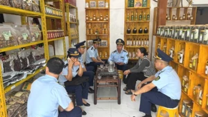 Chi cục Quản lý thị trường tỉnh Hà Giang kiểm tra cơ sở sản xuất rượu không có giấy phép tại huyện Quản Bạ.