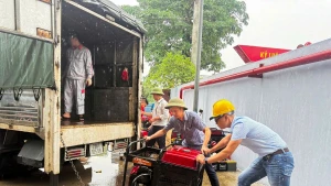 Nhân viên kỹ thuật viên Viettel tại Hải Phòng vận chuyển máy phát điện đến các nhà trạm. (Ảnh: ĐỨC THỌ)