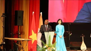 Đại sứ Việt Nam tại Maroc kiêm nhiệm Côte d'Ivoire Lê Kim Quy chụp ảnh lưu niệm cùng ông Évariste Koffi Yapi, Tổng Thư ký Bộ Ngoại giao, Hội nhập châu Phi và Người Côte d’Ivoire ở nước ngoài. 
