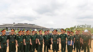 Đại tướng Phan Văn Giang kiểm tra tiến độ xây dựng công trình tưởng niệm chiến sĩ quốc tế tại Bảo tàng Lịch sử Quân sự Việt Nam. (Ảnh: qdnd.vn)