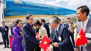 Cán bộ, nhân viên Đại sứ quán và cộng đồng người Việt Nam đón Chủ tịch Quốc hội Trần Thanh Mẫn và Phu nhân tại sân bay quốc tế Geneva. (Ảnh: TTXVN)