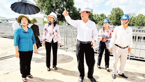 Lãnh đạo Mặt trận Tổ quốc Việt Nam thành phố Hồ Chí Minh (thời điểm trước khi vận hành bộ máy chính quyền địa phương 2 cấp) thực hiện hoạt động giám sát đối với các dự án hạ tầng trên địa bàn. 