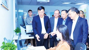 Lãnh đạo Hà Nội tham quan mô hình số hóa tại Trung tâm Phục vụ hành chính công thành phố. 