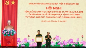 Thượng tướng Trịnh Văn Quyết trao Bằng khen của Thủ tướng Chính phủ cho Thượng úy Nguyễn Tuấn Anh, Công ty An ninh mạng Viettel. (Ảnh: ĐỨC THỌ)