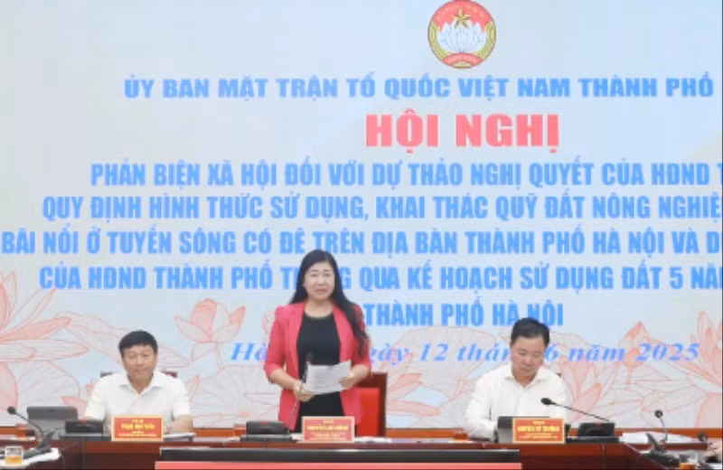 Chủ tịch Ủy ban Mặt trận Tổ quốc Việt Nam thành phố Hà Nội Nguyễn Lan Hương chủ trì Hội nghị.