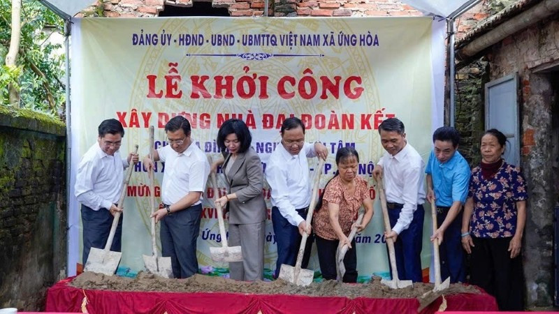Lãnh đạo thành phố Hà Nội thực hiện nghi thức khởi công xây dựng nhà Đại đoàn kết tại xã Ứng Hòa.