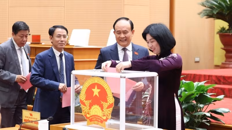 Các đại biểu Hội đồng nhân dân thành phố bỏ phiếu bầu chức vụ Chủ tịch Ủy ban nhân dân thành phố Hà Nội.