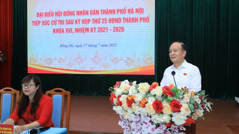 Chủ tịch Hội đồng nhân dân thành phố Nguyễn Ngọc Tuấn trao đổi với cử tri 3 phường.