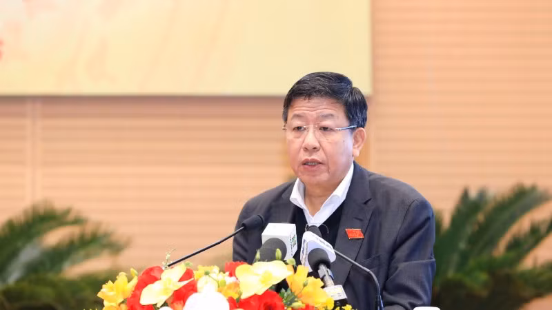 Phó Chủ tịch Thường trực Ủy ban nhân dân thành phố Hà Nội Dương Đức Tuấn trình bày tờ trình về các dự án lớn tại kỳ họp.