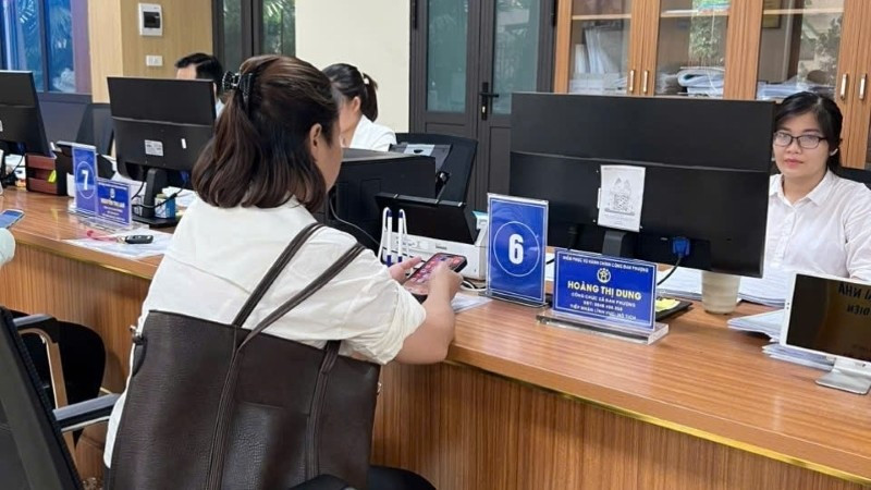 Các xã, phường tập trung nhân lực cho các điểm phục vụ hành chính công để giải quyết thủ tục cho người dân được thông suốt.