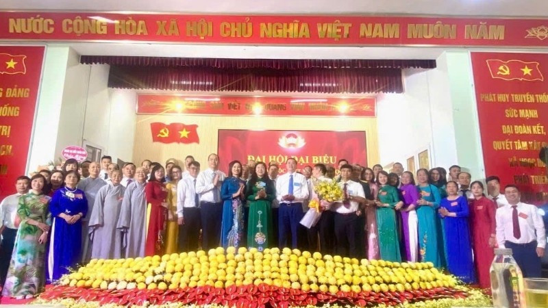 Chủ tịch Ủy ban Mặt trận Tổ quốc Việt Nam thành phố Nguyễn Lan Hương chúc mừng đại hội. (Ảnh HƯƠNG GIANG) 