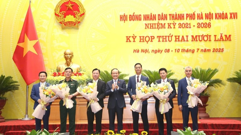 Chủ tịch Hội đồng nhân dân thành phố Hà Nội Nguyễn Ngọc Tuấn chúc mừng các đồng chí nhận nhiệm vụ mới.