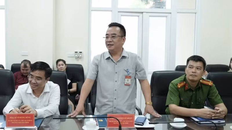 Chủ tịch Ủy ban nhân dân phường Khương Đình Nguyễn Sỹ Đoàn cho biết, đây là sổ đỏ đầu tiên được cấp cho tổ chức trên địa bàn thành phố Hà Nội sau vận hành mô hình chính quyền địa phương hai cấp.