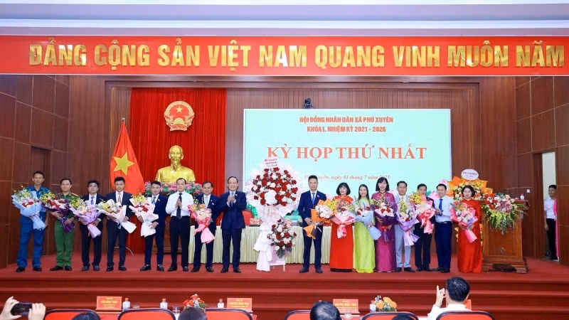 Chủ tịch Hội đồng nhân dân thành phố Nguyễn Ngọc Tuấn chúc mừng các chức danh lãnh đạo Hội đồng nhân dân, Ủy ban nhân dân xã Phú Xuyên khóa 1, nhiệm kỳ 2021-2026