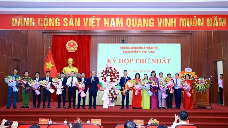 Chủ tịch Hội đồng nhân dân thành phố Nguyễn Ngọc Tuấn chúc mừng các chức danh lãnh đạo Hội đồng nhân dân, Ủy ban nhân dân xã Phú Xuyên khóa 1, nhiệm kỳ 2021-2026