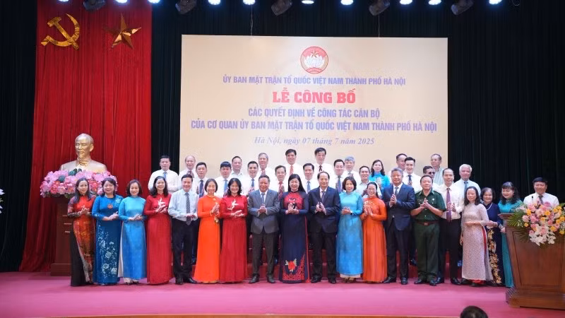 Hoàn thiện bộ máy tổ chức để triển khai ngay công tác Mặt trận cùng với hoạt động của chính quyền địa phương 2 cấp.