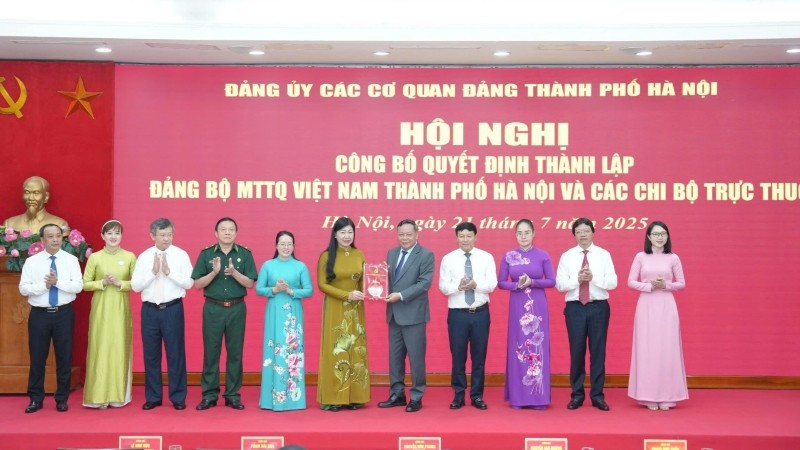 Phó Bí thư Thường trực Thành ủy Nguyễn Văn Phong trao Quyết định thành lập Đảng bộ Mặt trận Tổ quốc Việt Nam thành phố Hà Nội.