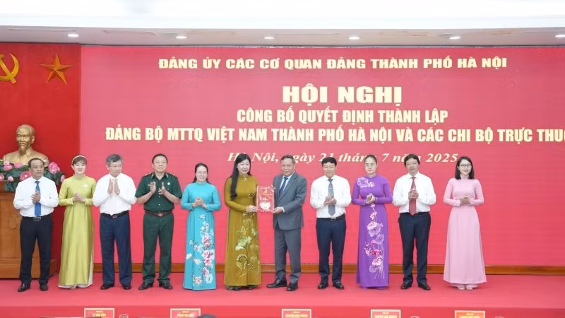 Phó Bí thư Thường trực Thành ủy Nguyễn Văn Phong trao Quyết định thành lập Đảng bộ Mặt trận Tổ quốc Việt Nam thành phố Hà Nội.