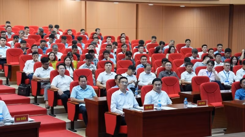 Cán bộ, công chức của 126 xã, phường tham gia hội nghị chuyên đề về quy hoạch, kiến trúc.