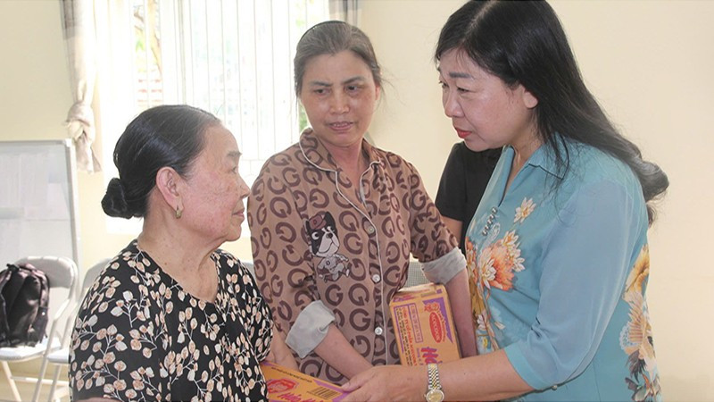 Chủ tịch Ủy ban Mặt trận Tổ quốc Việt Nam thành phố Hà Nội Nguyễn Lan Hương động viên, thăm hỏi các hộ dân tại phường Tây Mỗ