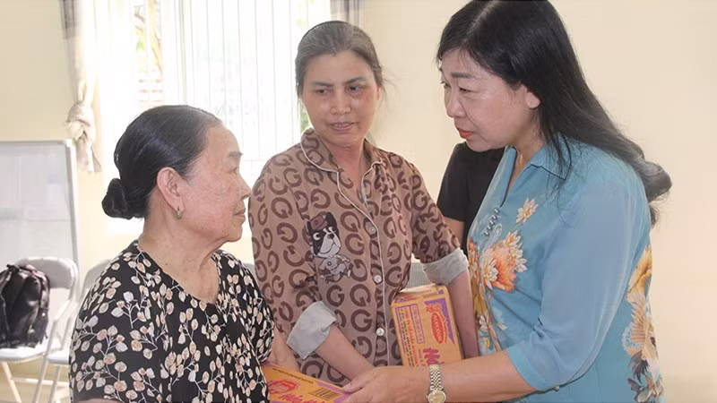 Chủ tịch Ủy ban Mặt trận Tổ quốc Việt Nam thành phố Hà Nội Nguyễn Lan Hương động viên, thăm hỏi các hộ dân tại phường Tây Mỗ