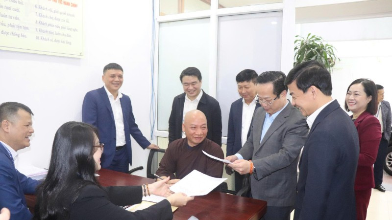 Đoàn giám sát của Hội đồng nhân dân thành phố Hà Nội khảo sát tại bộ phận trực thu hồ sơ ứng cử.